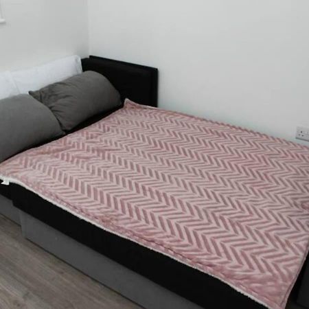 Newly Refurbished 3 Bed 2.5 Bath House In Staines别墅 外观 照片