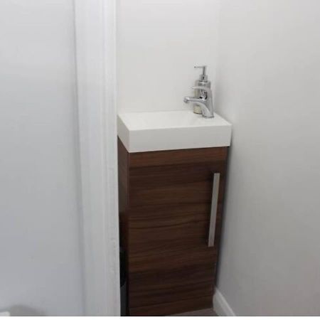 Newly Refurbished 3 Bed 2.5 Bath House In Staines别墅 外观 照片