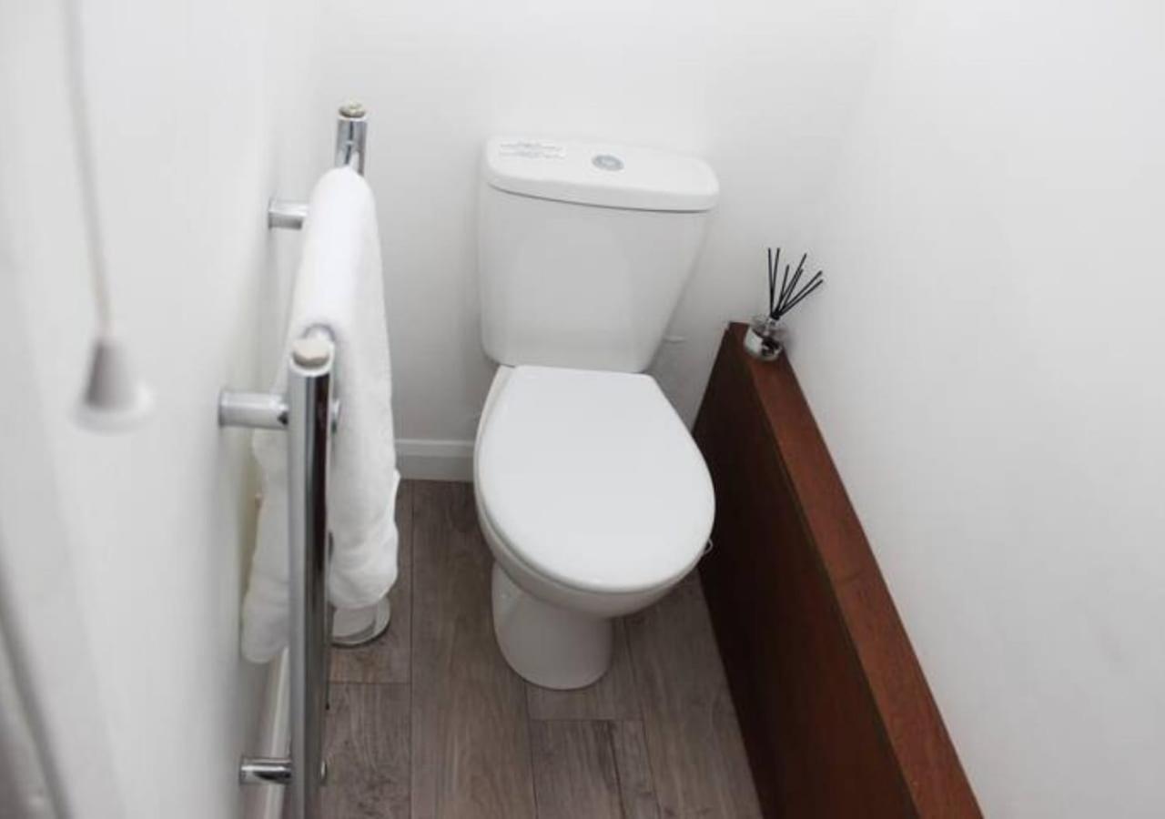 Newly Refurbished 3 Bed 2.5 Bath House In Staines别墅 外观 照片