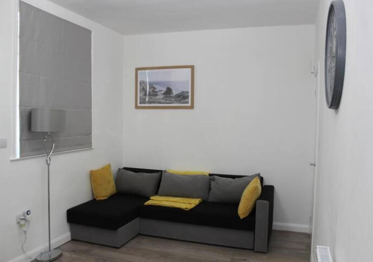 Newly Refurbished 3 Bed 2.5 Bath House In Staines别墅 外观 照片