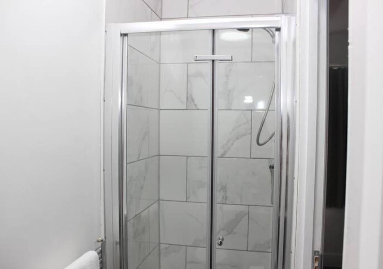 Newly Refurbished 3 Bed 2.5 Bath House In Staines别墅 外观 照片
