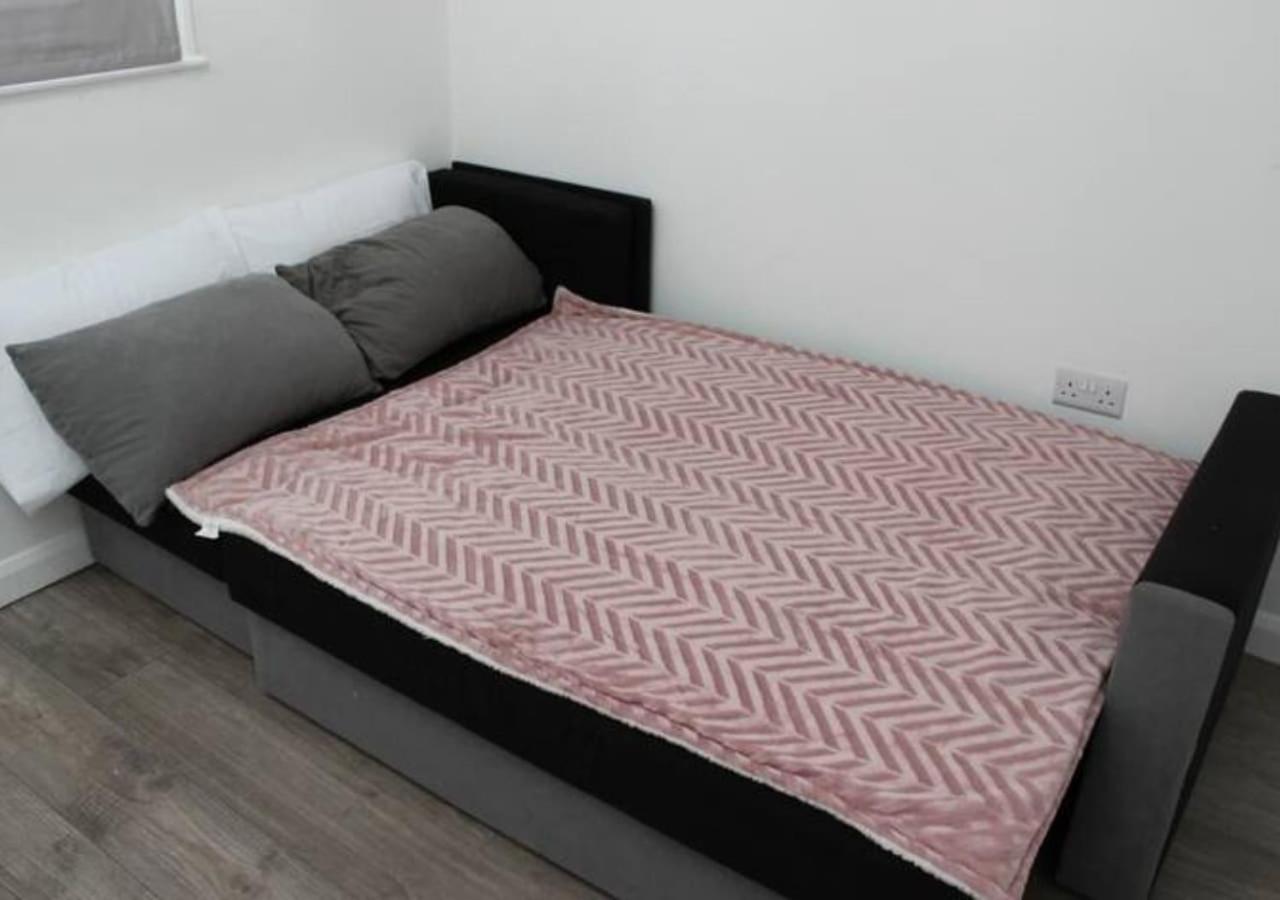 Newly Refurbished 3 Bed 2.5 Bath House In Staines别墅 外观 照片