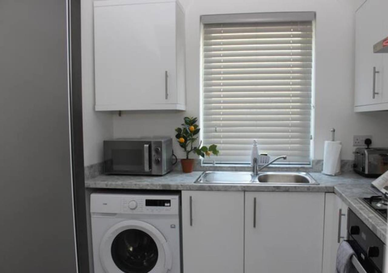Newly Refurbished 3 Bed 2.5 Bath House In Staines别墅 外观 照片