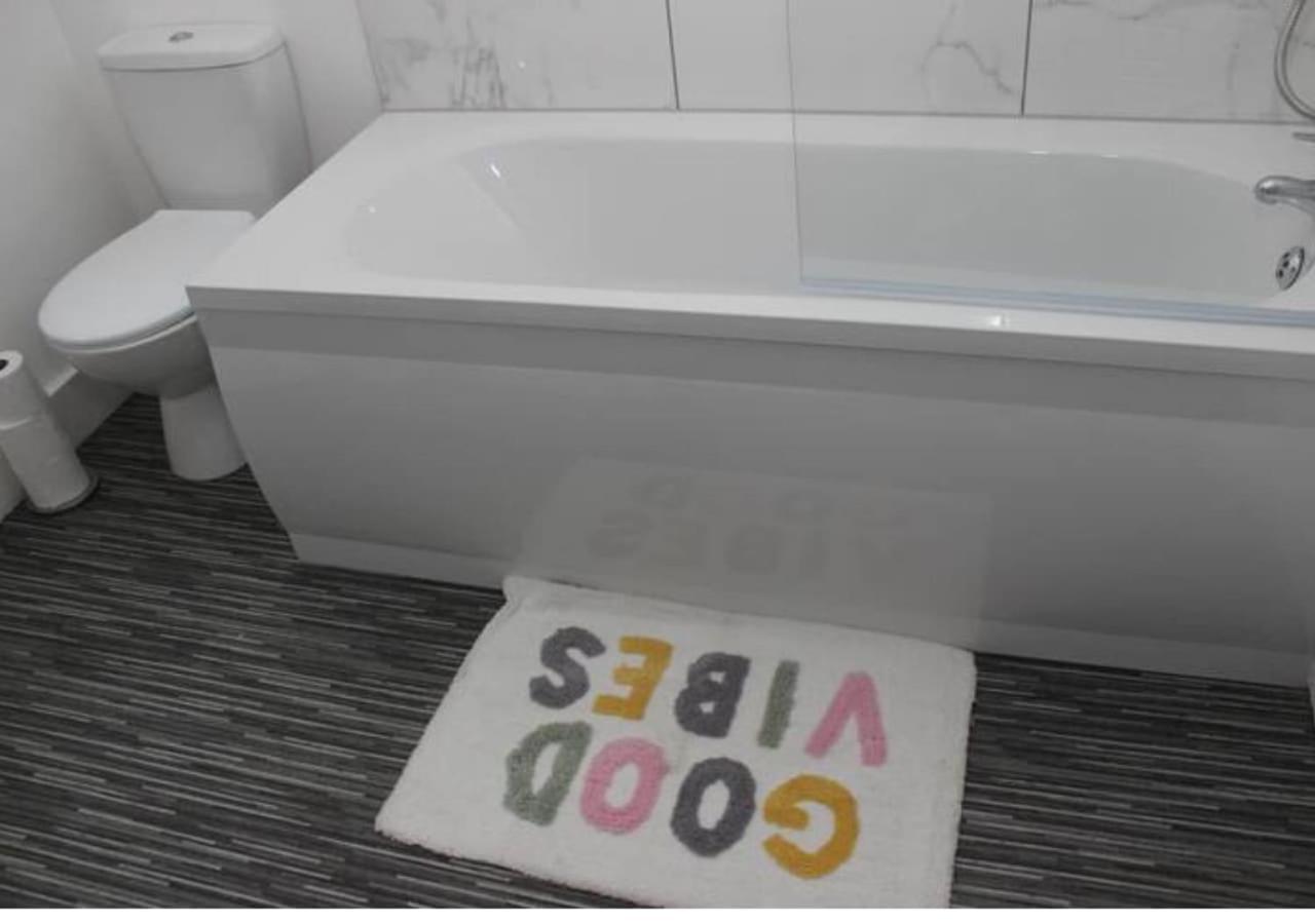 Newly Refurbished 3 Bed 2.5 Bath House In Staines别墅 外观 照片