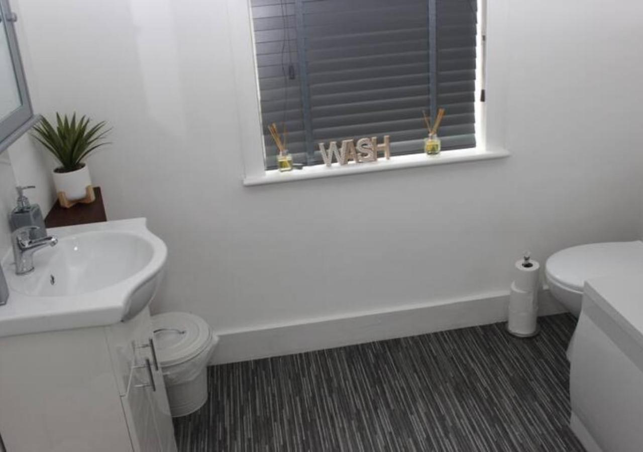 Newly Refurbished 3 Bed 2.5 Bath House In Staines别墅 外观 照片