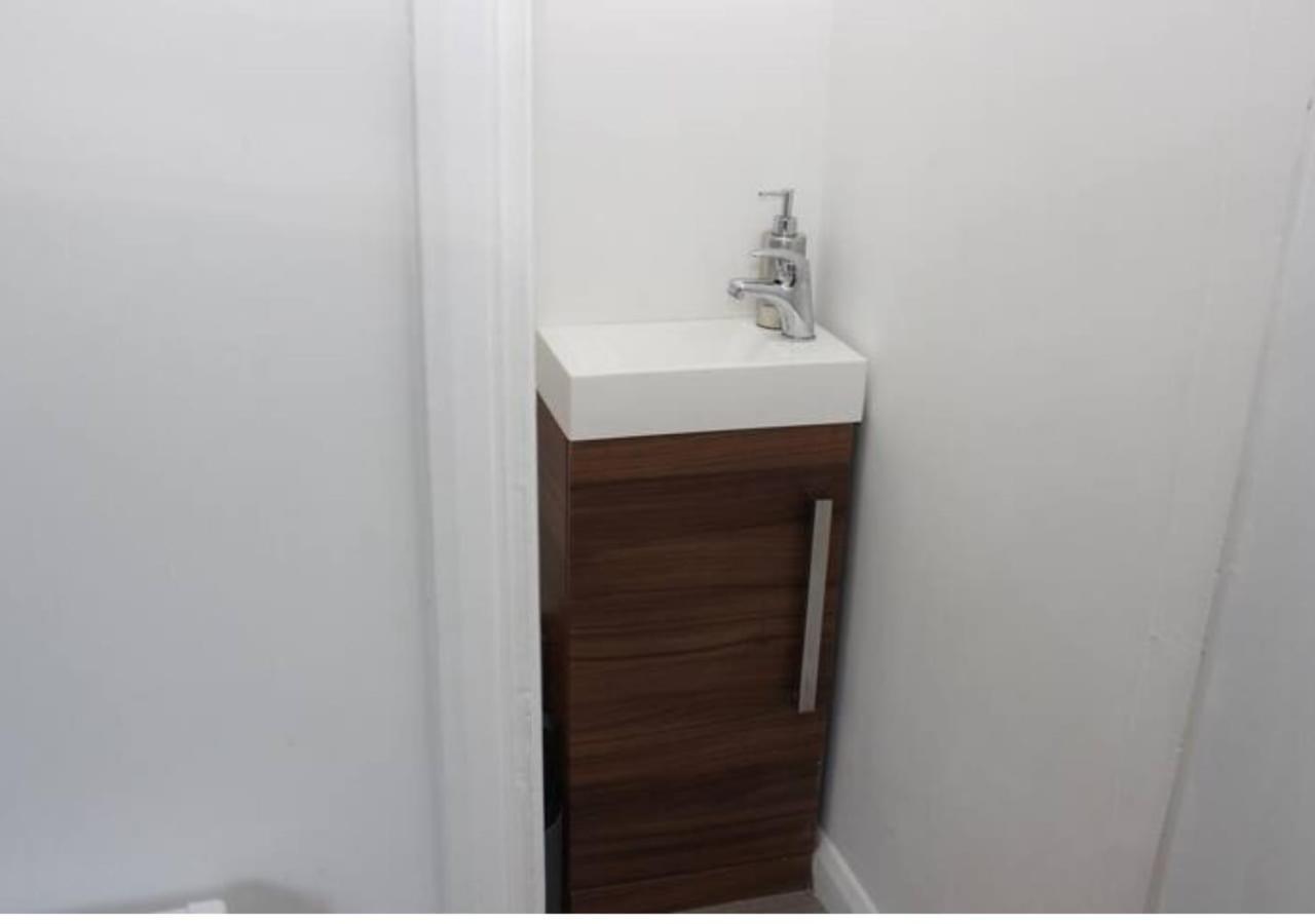 Newly Refurbished 3 Bed 2.5 Bath House In Staines别墅 外观 照片